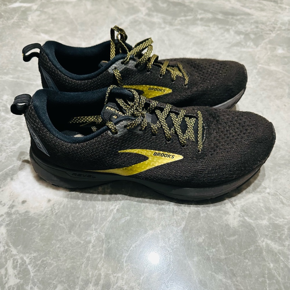 Brooks Men’s Black and Yellow Running Shoes